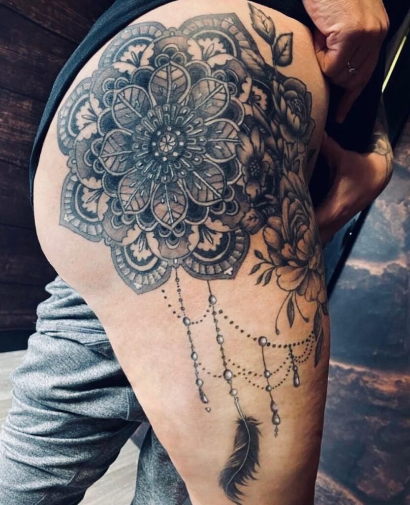 Bold look women's thigh tattoos