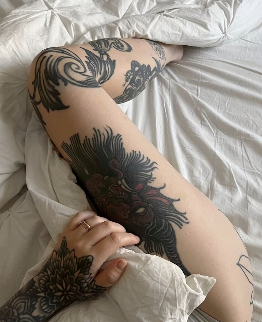 Bold women's thigh tattoos
