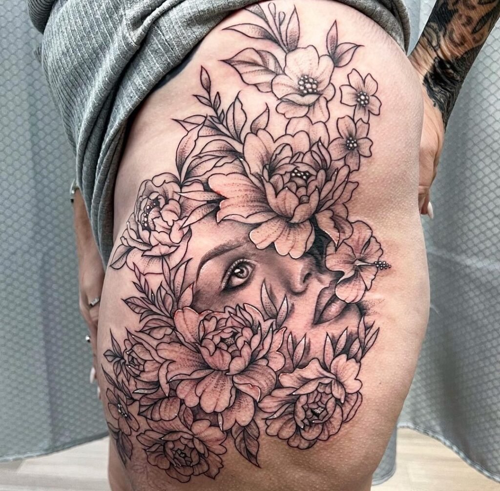 Stunning look women's thigh tattoos