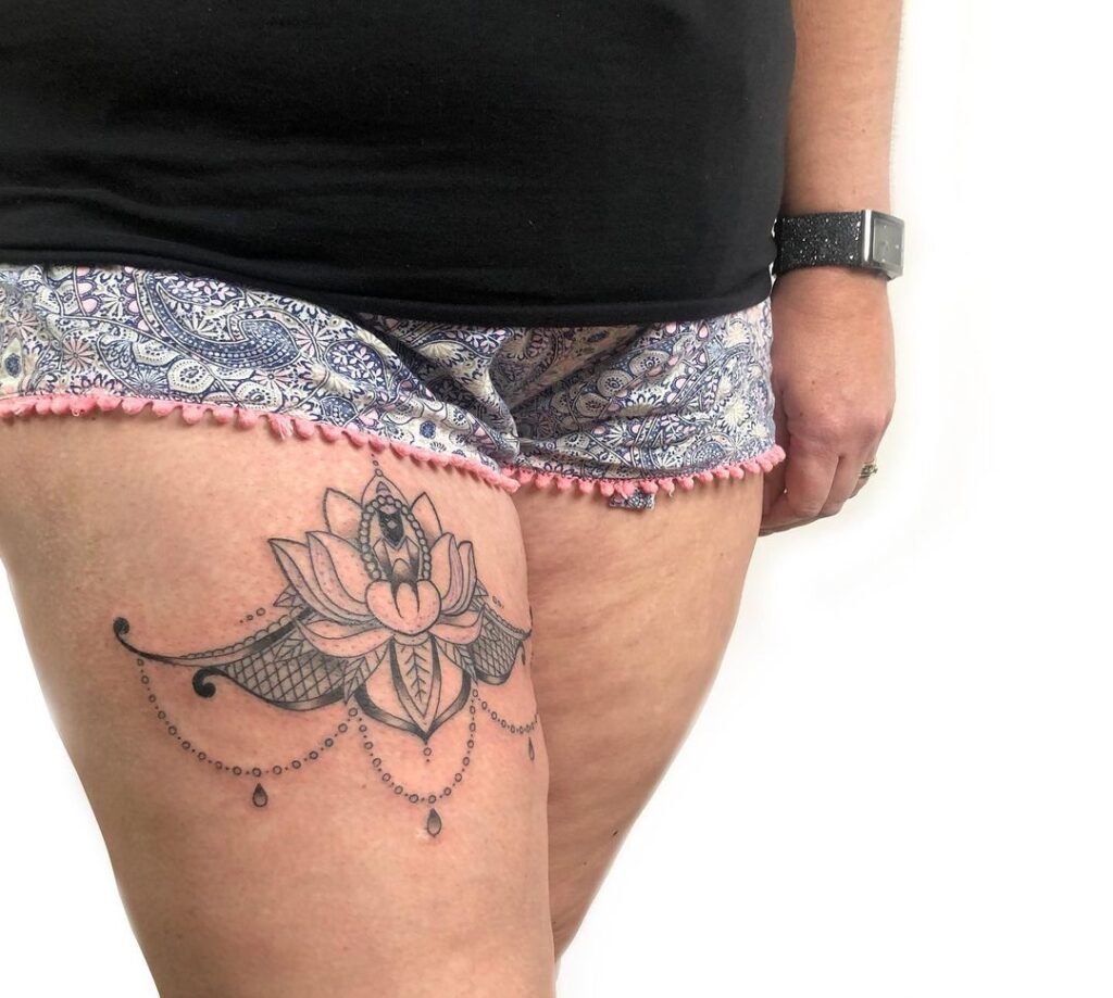 Unique women's thigh tattoos